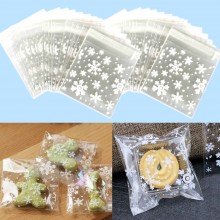 BignzwUra 100 PCS Christmas Bags Snowflake，Resealable Cellophane wirh Self Adhesive Seal,Cookie Bags/Bakery/Candle/Soap（5.5x5.5 inch）